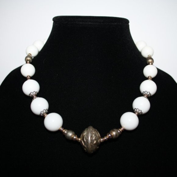 Vintage chunky white and gold necklace 18" - Picture 1 of 4